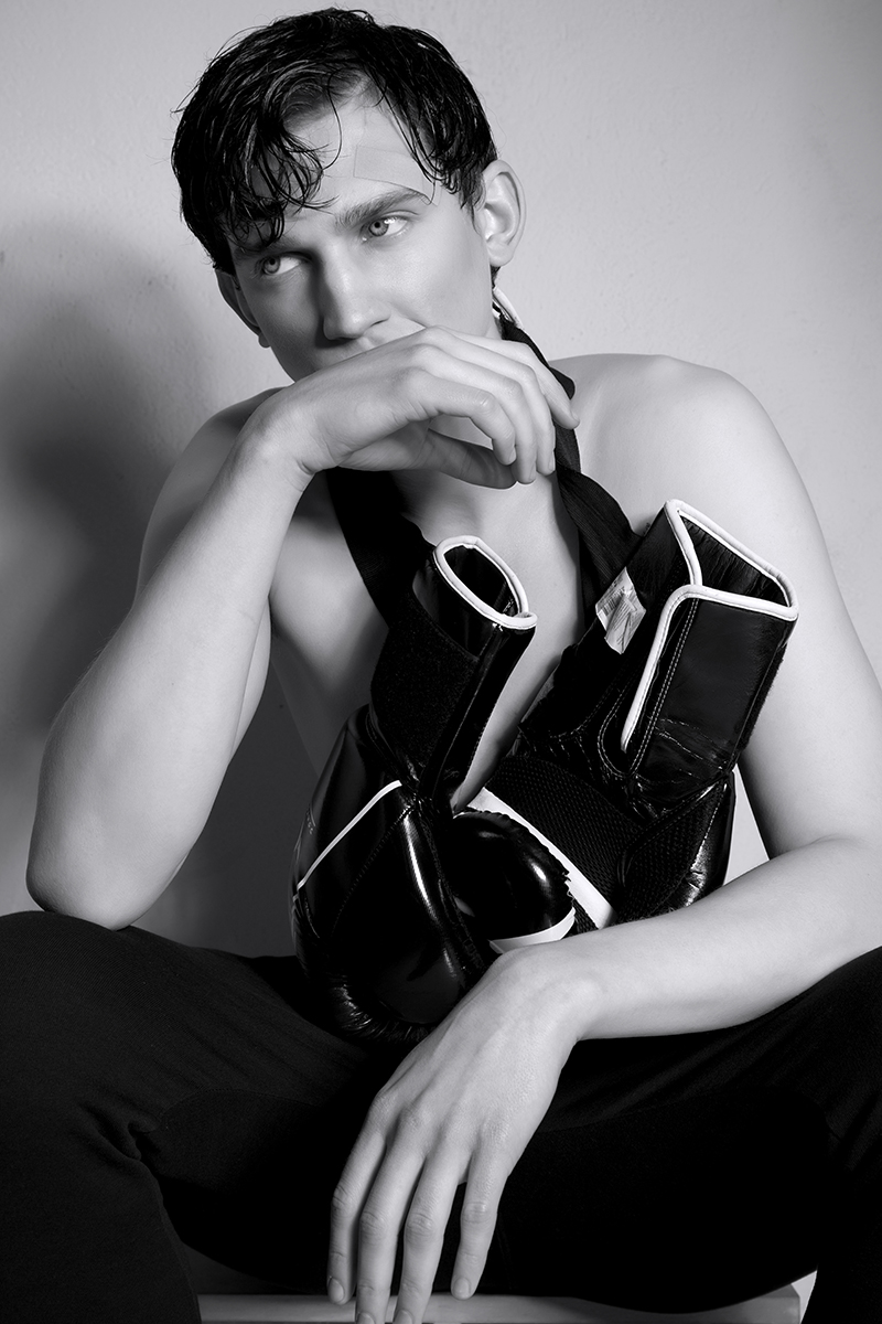 Pants: Bershka, Sneakers: Reebok, Gloves: Adidas