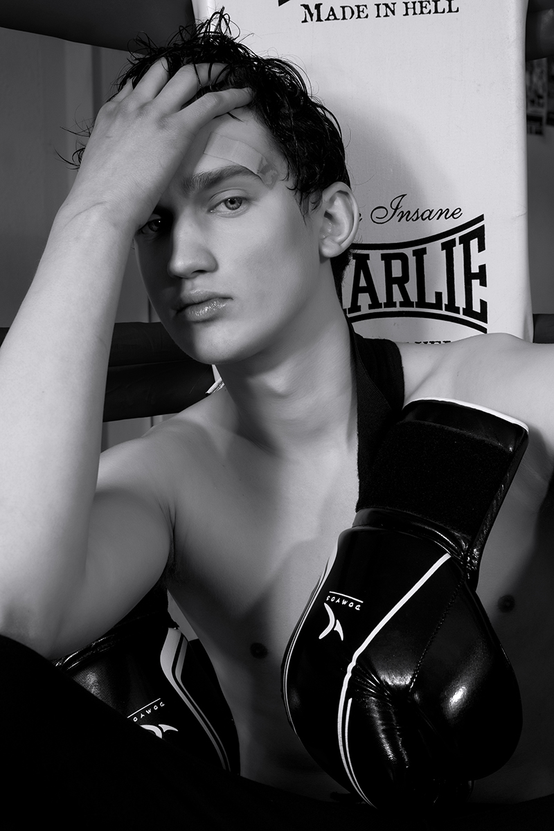 Pants: Bershka, Sneakers: Reebok, Gloves: Adidas