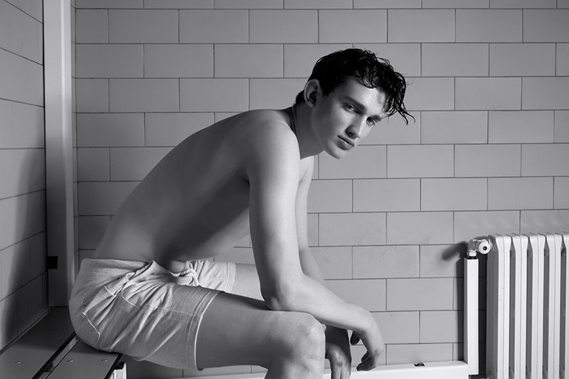 Short: Bershka, sneakers: G-Star, bag: Fred Perry