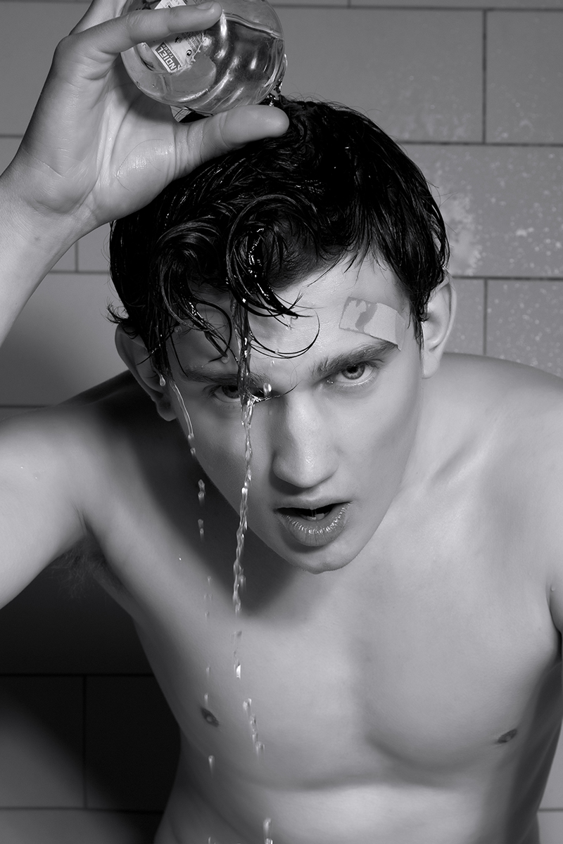 Short: Bershka, sneakers: G-Star, bag: Fred Perry