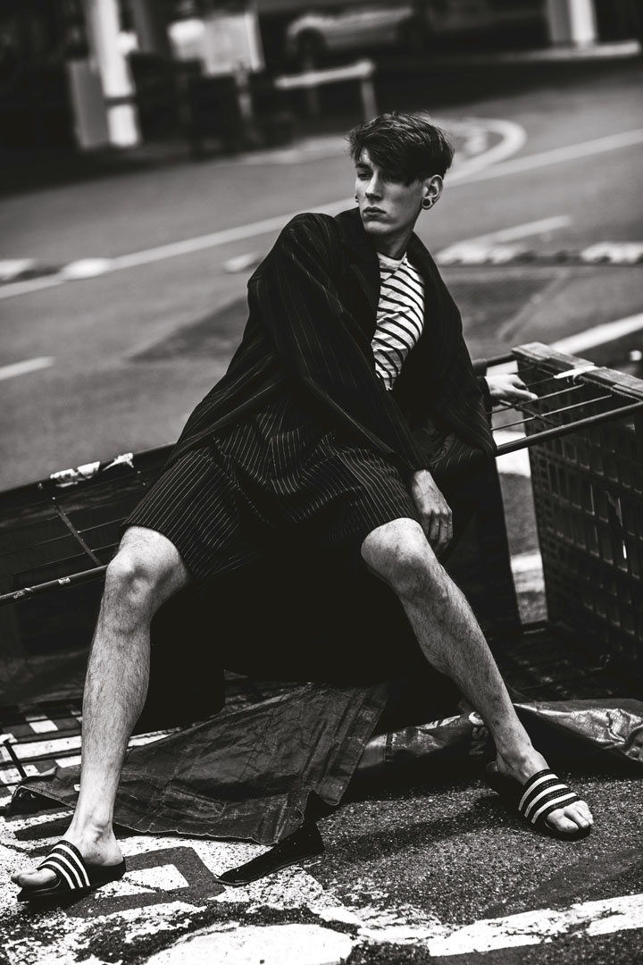 T-shirt: Icosae / Shorts: Icosae / Long Coat: Icosae / Sandals: Adidas  