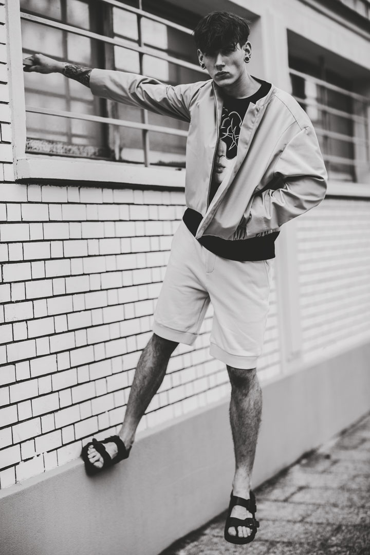 T-shirt: Kiminte Kimhekim / Sportwear Jacket: Swen / Shorts: Drôle de Monsieur / Sandals: Birkenstock  