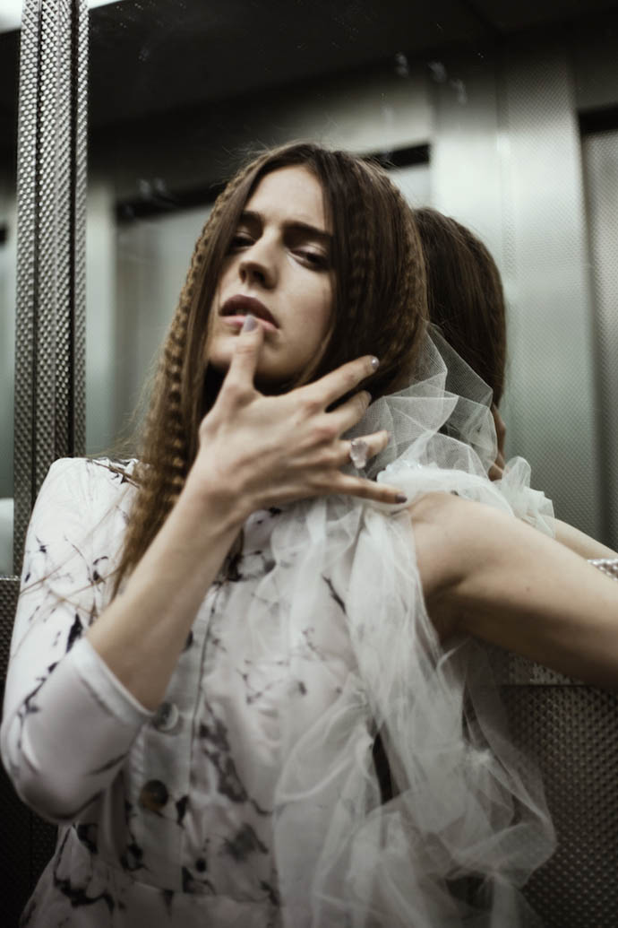 Dress: Alicia Rodriguez Apricio Headpiece on the shoulder: Sorcha O’Raghallaigh