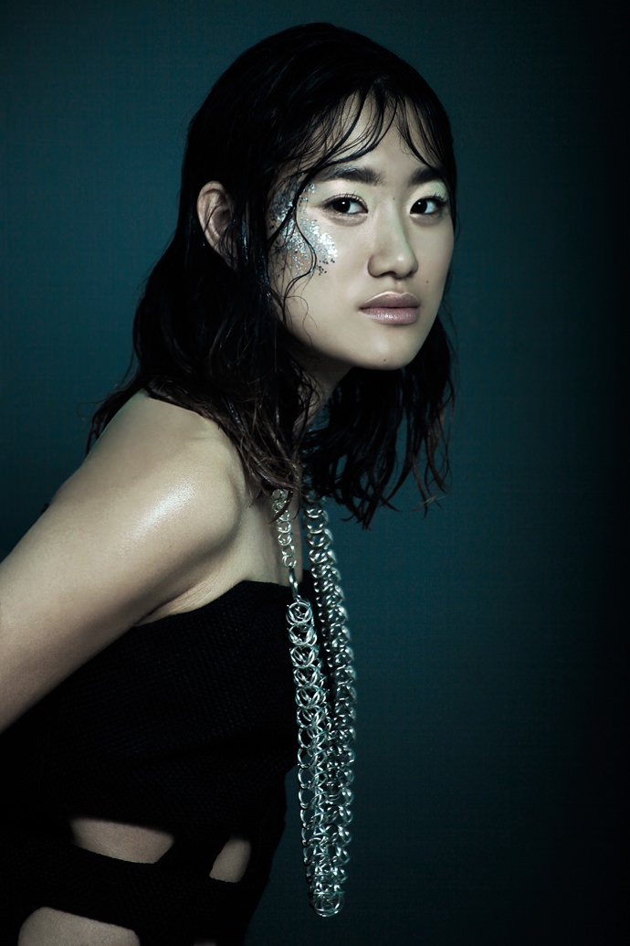 Earings with hematite beads, Iron chainmail necklace & dress by Romain Thevenin.